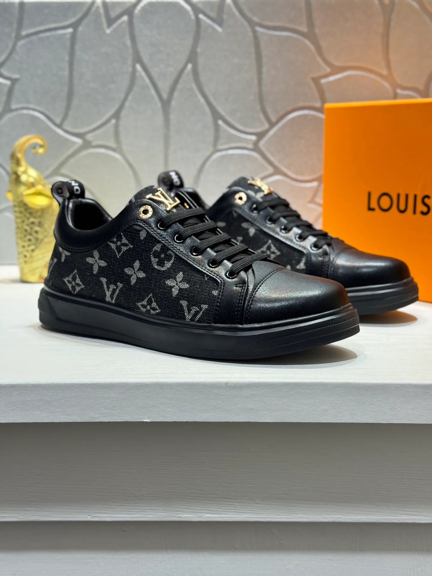Men's shoes 💰400 [New model] 🌂🌂 Top quality original Louis Vuitton®️ Trendy and fashionable yet low-key men's casual shoes, LV cowhide embossed upper, comfortable and breathable, mesh lining, original rubber outsole, 2 colors available ~ a must-have for stylish men. Size: 38-44 (45 customized